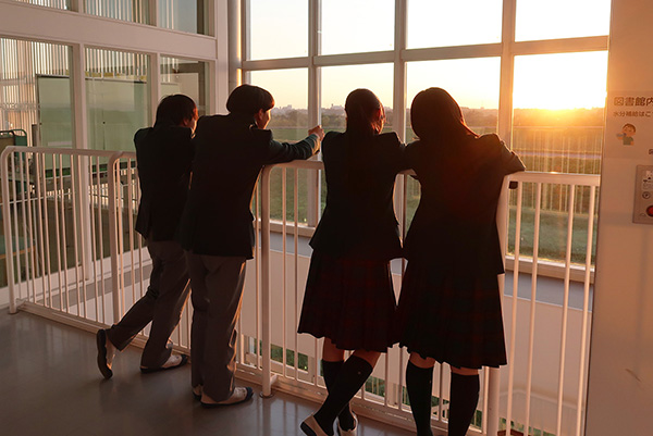 江戸川取手_取材を終えたのは日没直前。生徒さん方が見つめる先には、富士山の山頂に輝く眩い夕日が！