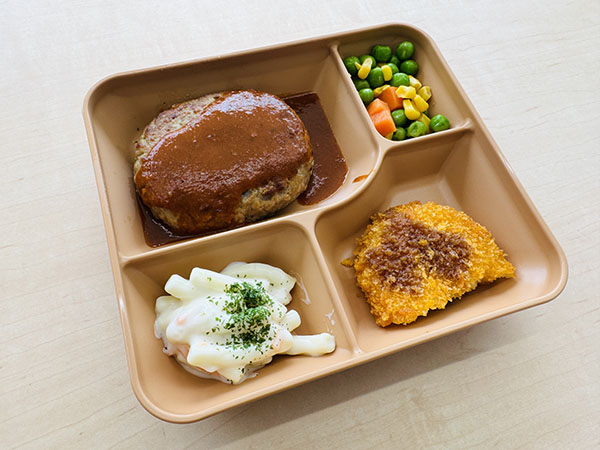八王子学園_ハンバーグやサラダなど彩りも栄養バランスも良い