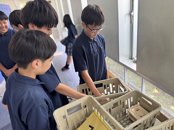 八王子学園_おかずとご飯の容器を各自で持っていくスタイル
