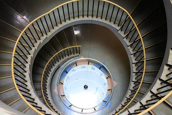 自修館_螺旋階段の底に見えるのは「フーコーの振り子」。校内には、生徒たちの好奇心を刺激する仕掛けがたくさん