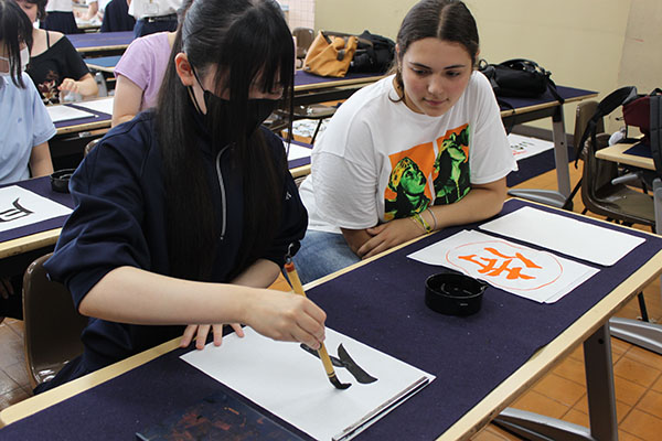 十文字_イタリアからの留学生と共に書道を楽しむなど、趣向を凝らした様々な教養講座が行われました