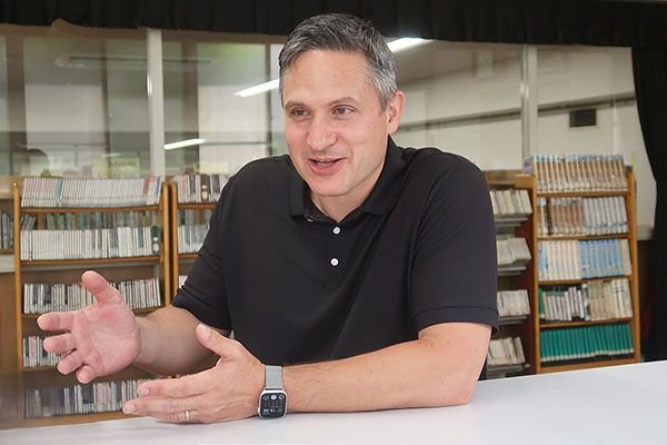 十文字_スイス出身で「日本のことが大好き」と話すニック先生