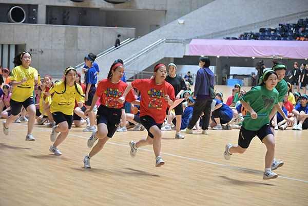 共立女子_高校生たちの念願が叶い、クラスカラーのTシャツを着て爆走