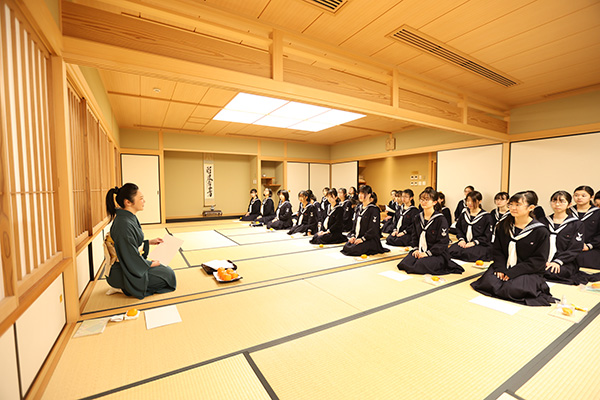 共立女子_共立生の立居振る舞いは、社会からも高く評価されている