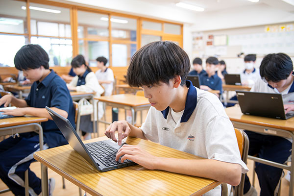 武蔵野東_それぞれが決めたテーマに取り組む個人探究