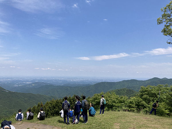 狭山ヶ丘_中学では学年別に軽登山を行って心身を鍛錬し、チームワークの大切さを学ぶ