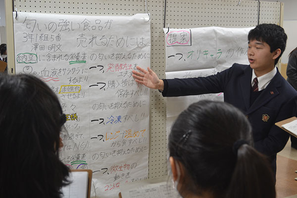 狭山ヶ丘_「ポスターセッション」で堂々と発表する生徒