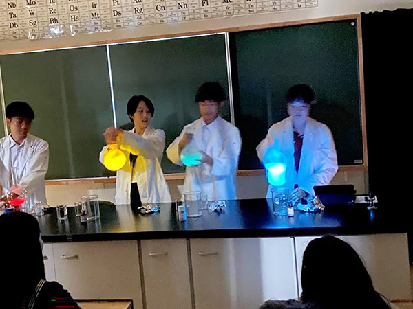 成蹊_渡邊さんが参加した蹊祭での理科実験