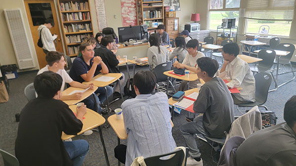 品川翔英_留学先で現地生徒と交流する中学生・高校生