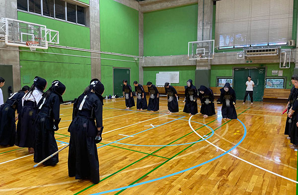 桐朋女子_姉妹が熱中した「剣道部」には凛々しい剣士たちの姿が!