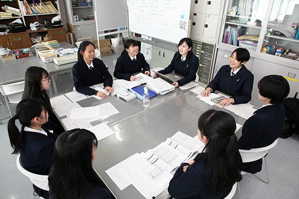 桐朋女子_生徒会長としても活躍した萌栞さん(右側)
