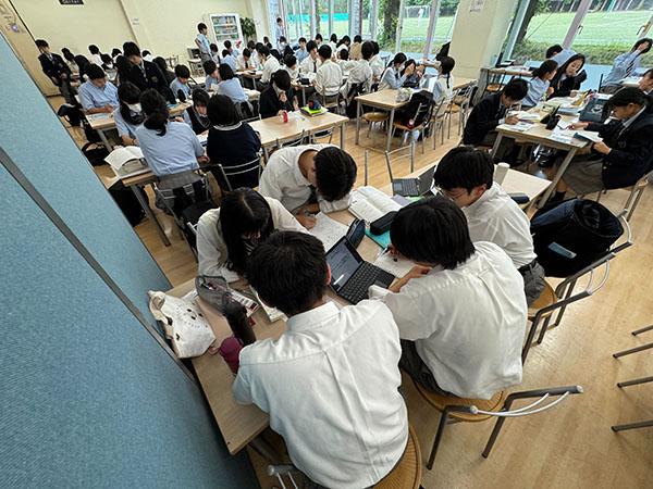 東京電機大_広々とした明るいカフェテリアを自習用に開放