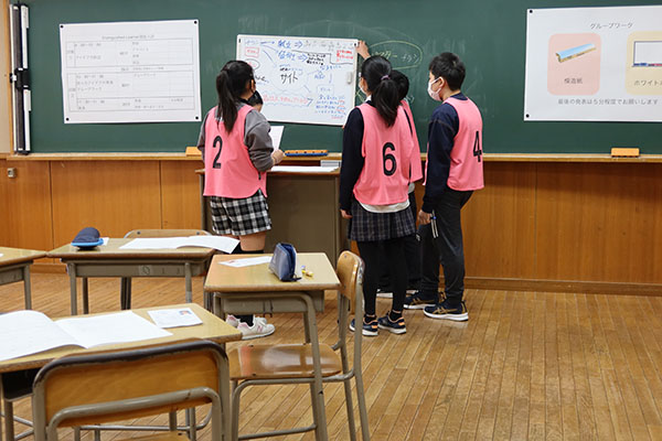 東京成徳大_それぞれのグループで熱い議論が繰り広げられていました