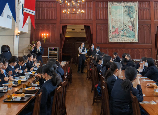 和洋九段_校外での活動も豊富です。写真は中１の校外学習