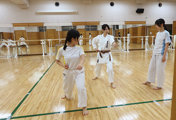 和洋九段_かっこいいと、入部した空手道部に6年間所属した小栗先生。現在は同部の顧問を務めています