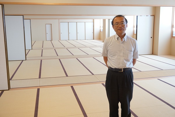 大広間の和室と入試対策室長の和田吉弘先生