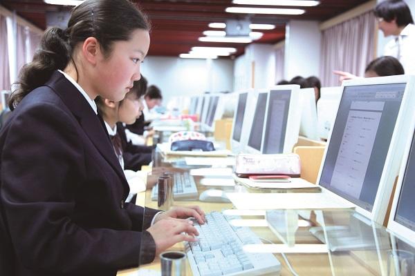 最新のPCが50台揃えられたCALL教室。